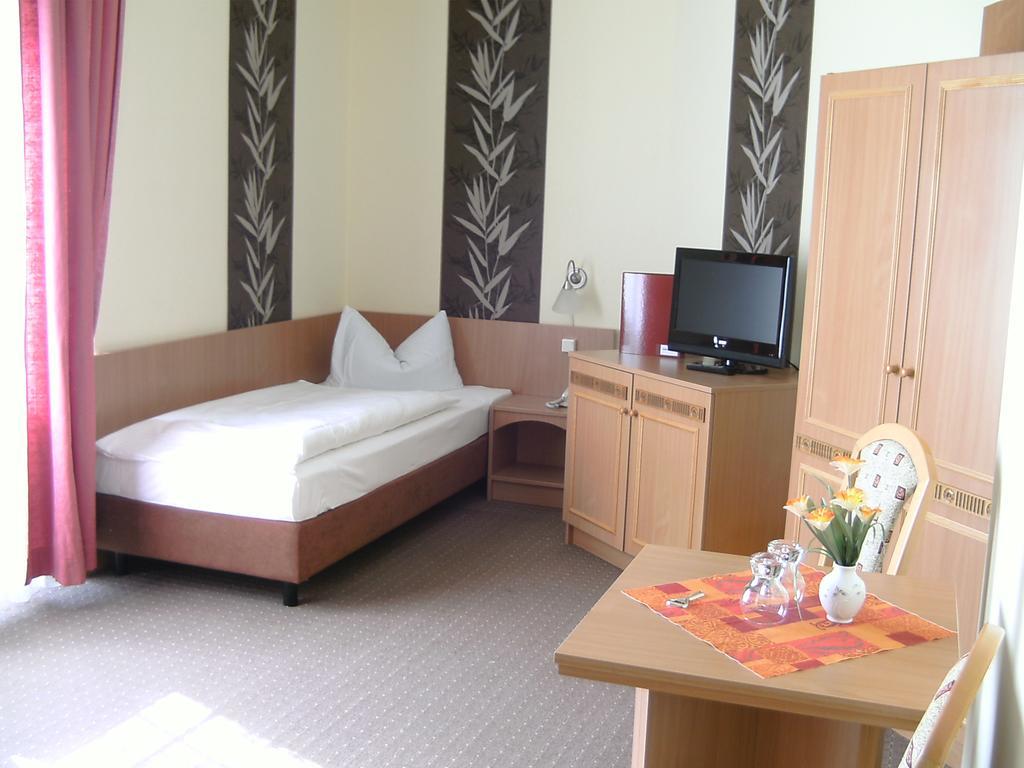Mucha Ohg Hotel Sembziner Hof Клинк Номер фото