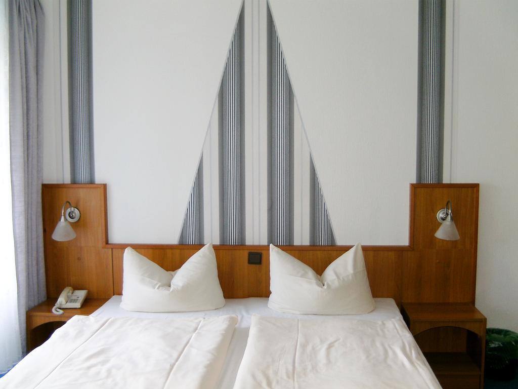 Mucha Ohg Hotel Sembziner Hof Клинк Номер фото