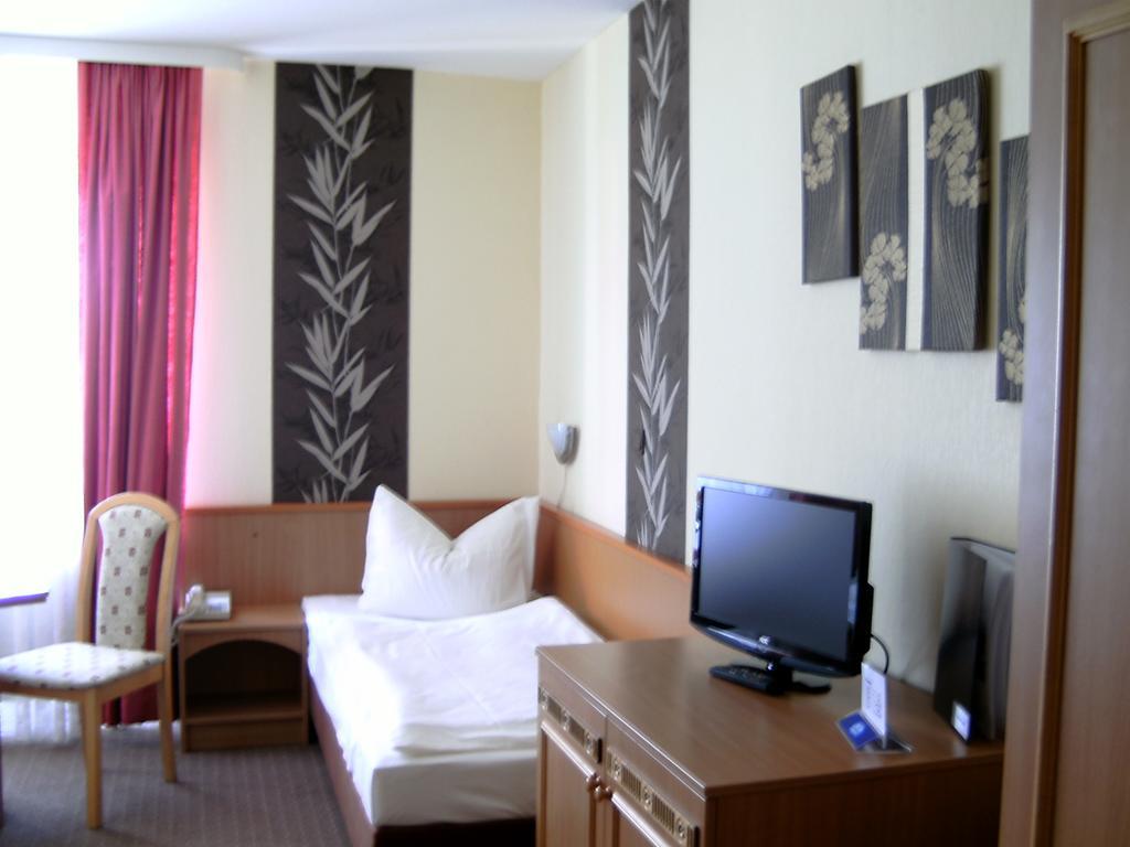 Mucha Ohg Hotel Sembziner Hof Клинк Номер фото